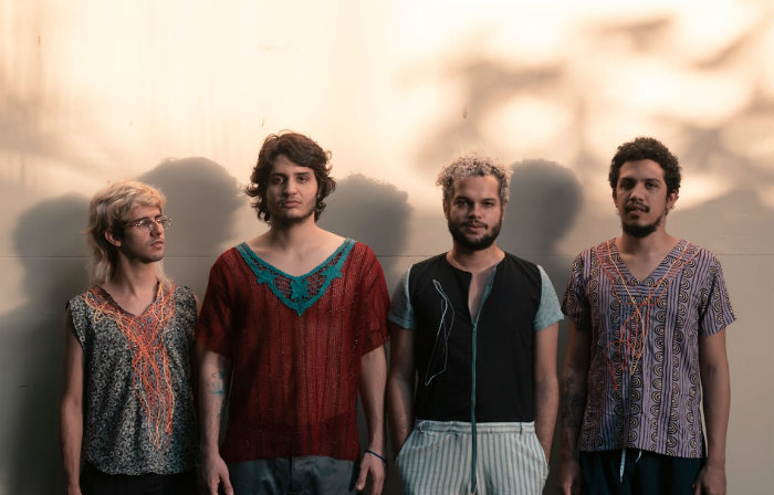 Mazuli é Thiago Mazuli (vocalista e compositor), Douglas Monteiro (baterista), Pedro Leão (produtor, tecladista e baixista) e Carlos Filizola (guitarrista). Foto: Luma Torres/Divulgação/ Mazuli é Thiago Mazuli (vocalista e compositor), Douglas Monteiro (baterista), Pedro Leão (produtor, tecladista e baixista) e Carlos Filizola (guitarrista). Foto: Luma Torres/Divulgação/