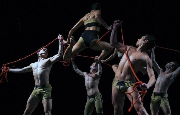O espetáculo Nó, de Deborah Colker, traz reflexões sobre dominação, submissão, desejos e impulsos em versão reformulada, em cartaz hoje, no Teatro Guararapes. Foto: Nó/Divulgação/ O espetáculo Nó, de Deborah Colker, traz reflexões sobre dominação, submissão, desejos e impulsos em versão reformulada, em cartaz hoje, no Teatro Guararapes. Foto: Nó/Divulgação/