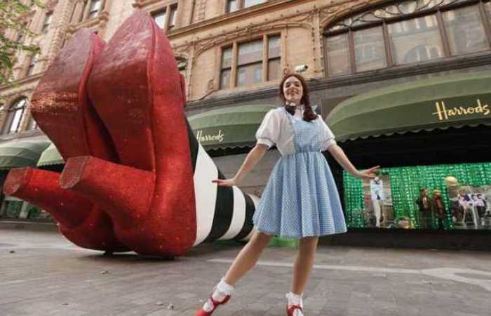 Versão gigante dos sapatos mágicos de rubi usados por Dorothy no clássico %u2018O Mágico de Oz%u2019. Foto: AFP./ Versão gigante dos sapatos mágicos de rubi usados por Dorothy no clássico %u2018O Mágico de Oz%u2019. Foto: AFP./