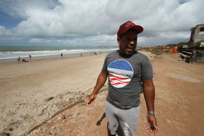 Fábio disse que ele mesmo enterra animais encontrados mortos na praia. Foto: Peu Ricardo/Diario