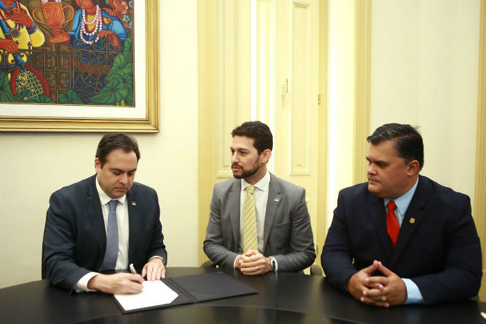 A assinatura da convoca&ccedil;&atilde;o foi feita pelo Paulo C&acirc;mara, ao lado do secret&aacute;rio de Defesa Social, Antonio de P&aacute;dua, e do chefe da Pol&iacute;cia Civil de Pernambuco, Joselito Kehrle do Amaral. Foto: PCPE/Divulga&ccedil;&atilde;o./