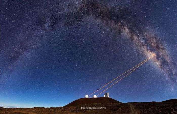 Lasers dos telescópios do Observatório Keck, no Havaí, propagados na direção do buraco negro. Foto: Reprodução/Instagram/ Lasers dos telescópios do Observatório Keck, no Havaí, propagados na direção do buraco negro. Foto: Reprodução/Instagram/