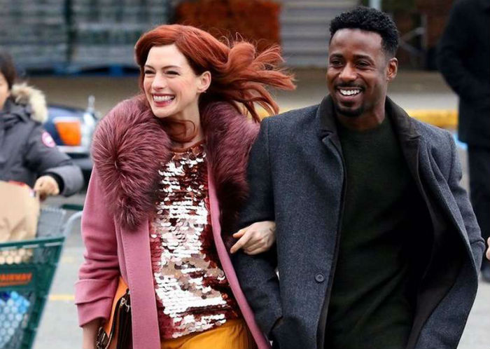 Série terá Anne Hatway, Tina Fey e Dev Patel no elenco. Foto: Amazon Prime/Reprodução./ Série terá Anne Hatway, Tina Fey e Dev Patel no elenco. Foto: Amazon Prime/Reprodução./