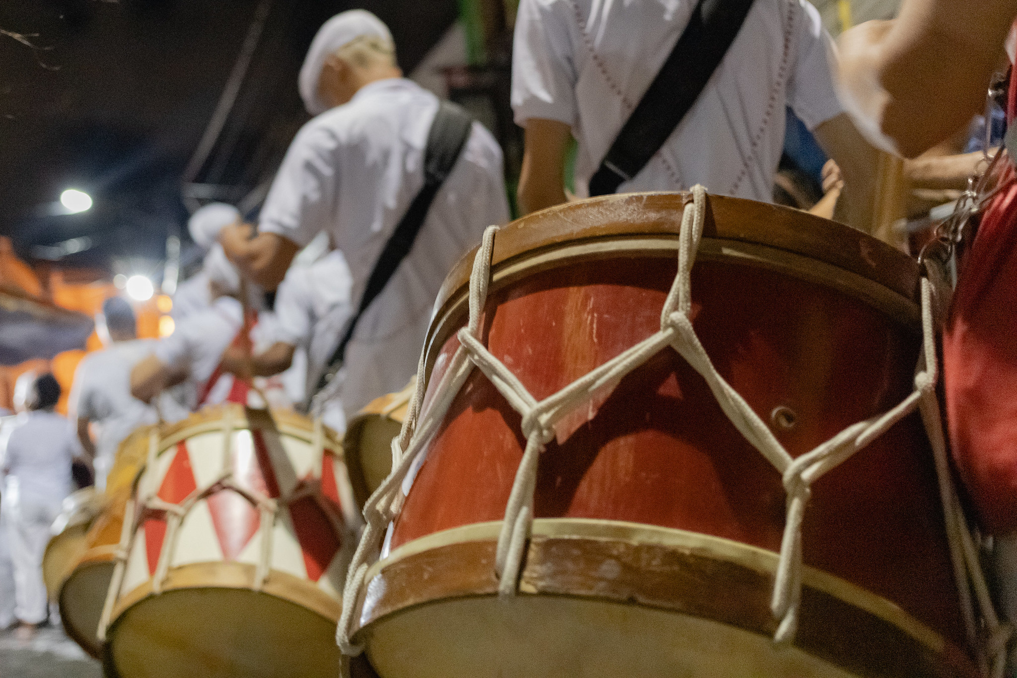 Mais de 200 batuqueiros de dez grupos de maracatu se encontram nas ladeiras de Olinda nesta quinta-feira. Crédito: PMO /Divulgação