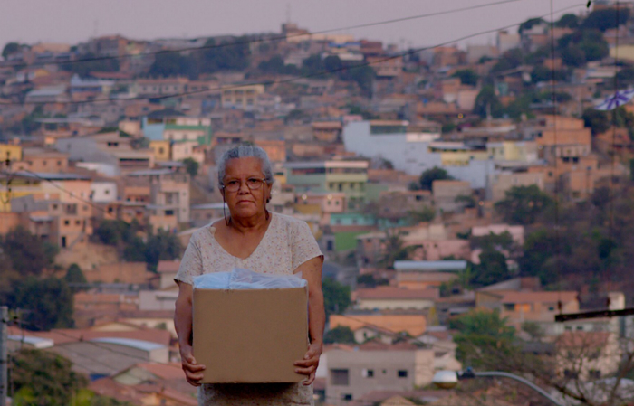 O curta-metragem Dona Sônia pediu uma arma para seu vizinho Alcides (2011) inspirou cenas do longa./Foto: Filmes de Plástico/Divulgação O curta-metragem Dona Sônia pediu uma arma para seu vizinho Alcides (2011) inspirou cenas do longa./Foto: Filmes de Plástico/Divulgação