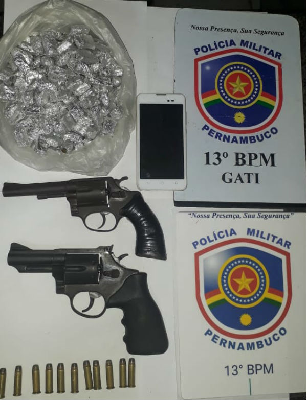 Foram apreendidos armas, munições, maconha e aparelho celular. Foto: Divulgação Polícia Militar de Pernambuco./ Foram apreendidos armas, munições, maconha e aparelho celular. Foto: Divulgação Polícia Militar de Pernambuco./