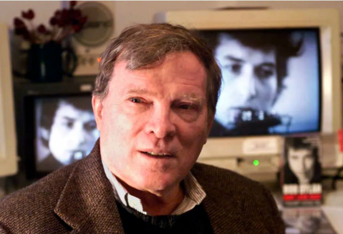 D.A. Pennebaker, premiado com o Oscar, tendo ao fundo o documentário sobre Bob Dylan Foto: AP Photo/Kathy Willens/
