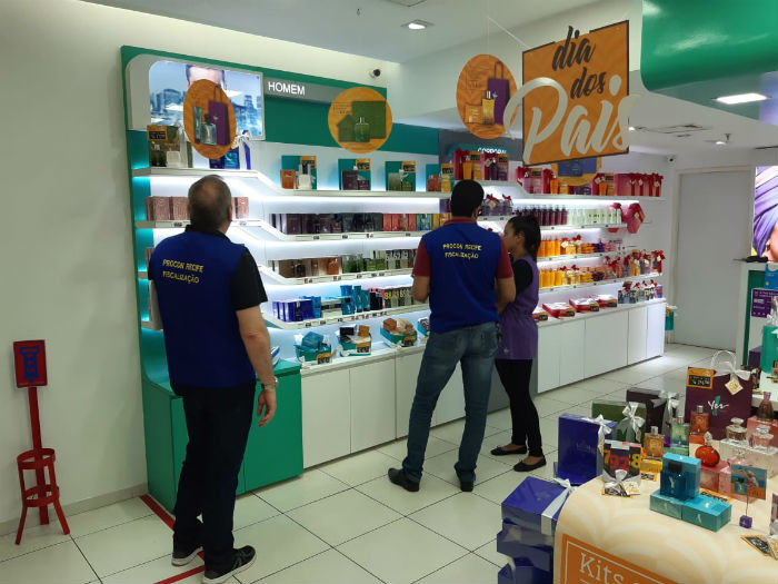 Os fiscais já visitaram várias lojas de shoppings e galerias. Foto: Divulgação / Procon/