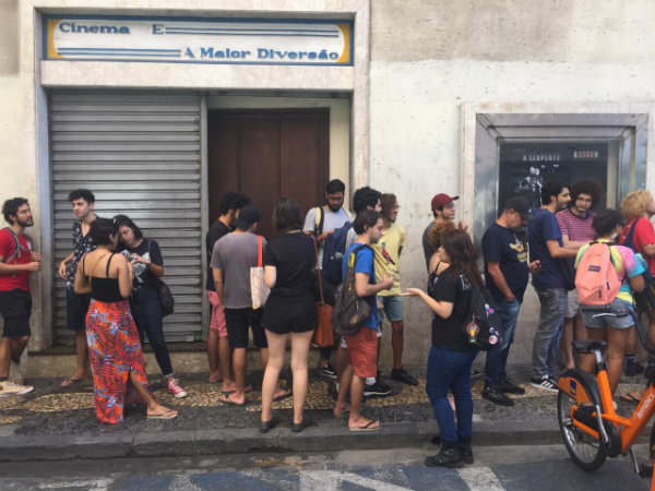 Segundo a organização do cinema, algumas pessoas começaram a chegar na fila às 7h da manhã. Foto: André Santa Rosa/DP/ Segundo a organização do cinema, algumas pessoas começaram a chegar na fila às 7h da manhã. Foto: André Santa Rosa/DP/