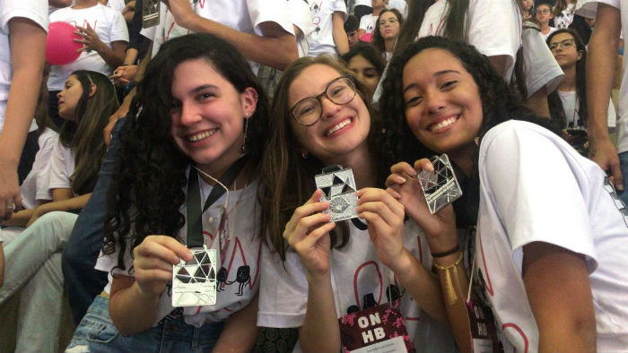 Ana Carolina do Carmo Santos, Ana Sofia Faria Pereira e Manuela Silvestre de Medeiros, todas de 17 anos, foram premiadas com medalhas de prata. Foto: Escola de Aplicação do Recife FCAP/UPE/Divulgação./