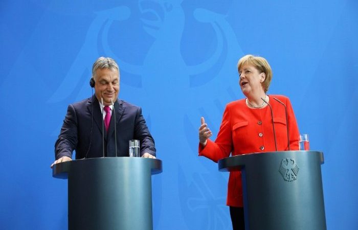 Viktor Orban e Angela Merkel. Foto: AFP/