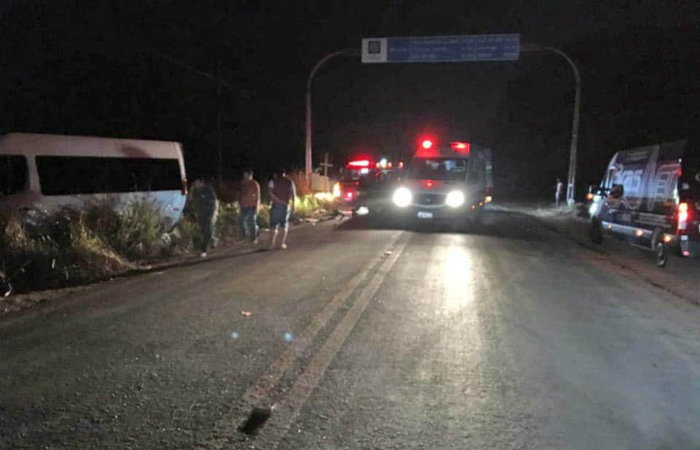 Uma ambulância prestou atendimentos no local, e o motorista da van, que prestava apoio à equipe de Luan, ficou ferido. Foto: Divulgação/