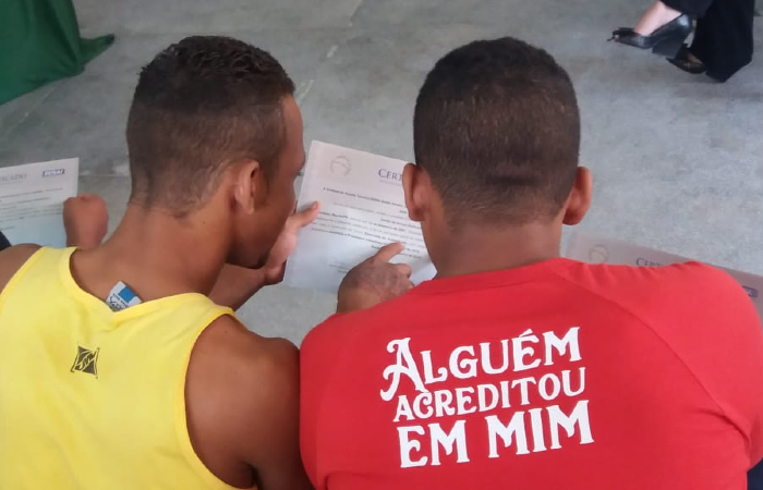Jovens recebem certificado de curso profissionalizante - Foto: Divulgação/Funase/ Jovens recebem certificado de curso profissionalizante - Foto: Divulgação/Funase/