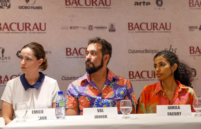 A produtora Emilie Lesclaux e os atores Val Júnior e Jamila Facury. Foto: Leandro Santana/DP