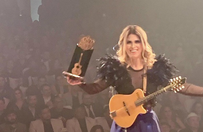 Bia Villa-Chan recebendo o Troféu Gonzagão. Foto: Instagram/Divulgação