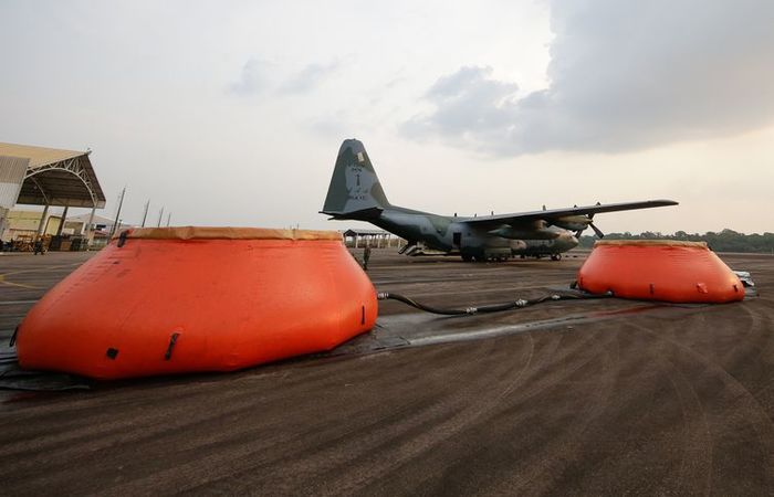Abastecimento com água da Aeronave Hércules C-130 da Força Aérea Brasileira, que é utilizada no combate a focos de incêndio na Amazônia. Foto: Isac Nóbrega/PR/Foto: Isac Nóbrega/PR