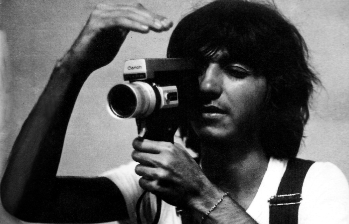 Geneton com sua câmera Super-8, em 1974. Foto: Cortesia da Cepe/