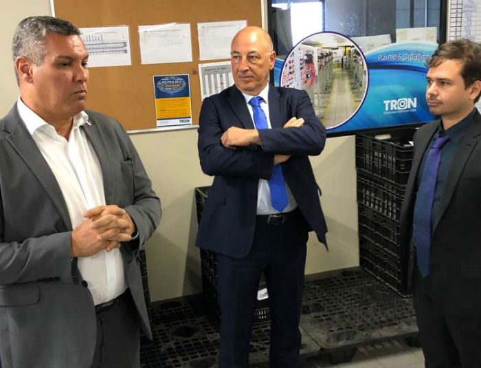 O presidente da AD Diper, Roberto Abreu e Lima, foi recebido pelo CEO da Injecta, Alberto Cavallari, e pelo diretor da Tron Sérgio. Fonseca. Foto: AD Diper/Divulgação/