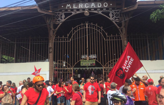 A manifestação começou às 9h em frente ao Mercado Público de Casa Amarela. Foto: André Santa Rosa/DP