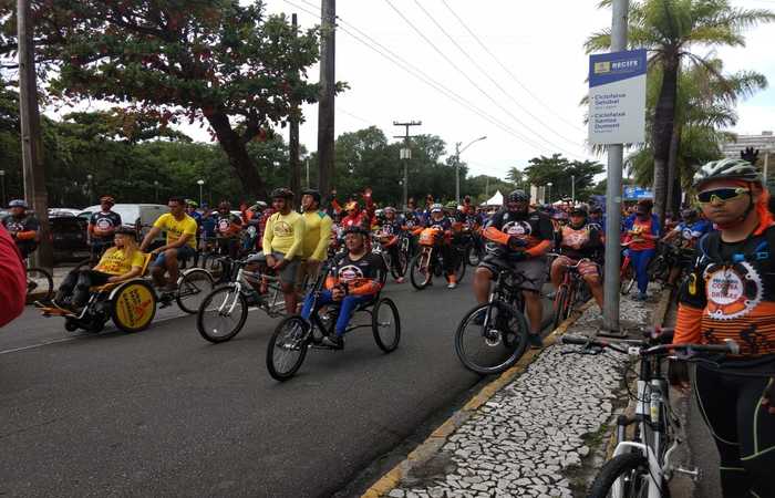 Os ciclistas passaram por várias ruas do Recife em um percurso que chegou ao Segundo Jardim de Boa Viagem. FOTO: Rosália Rangel/DP/ Os ciclistas passaram por várias ruas do Recife em um percurso que chegou ao Segundo Jardim de Boa Viagem. FOTO: Rosália Rangel/DP/