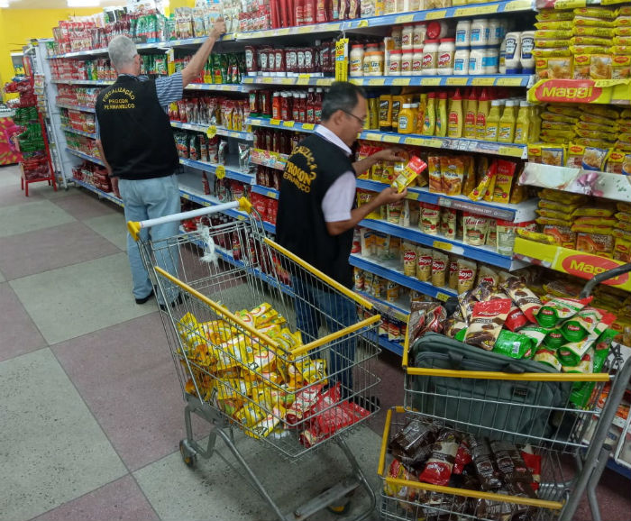 Em um dos estabelecimentos, foram recolhidas mais de 250 embalagens de diversos produtos, todos vencidos. Foto: Divulga&ccedil;&atilde;o./