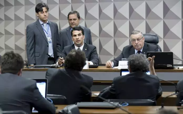 O relator da MP 884 na comissão mista, senador Irajá Abreu (PSD-TO) e o presidente do colegiado, José Mário Schreiner (DEM-GO). Foto: Waldemir Barreto/Agência Senado/Foto: Waldemir Barreto/Agência Senado O relator da MP 884 na comissão mista, senador Irajá Abreu (PSD-TO) e o presidente do colegiado, José Mário Schreiner (DEM-GO). Foto: Waldemir Barreto/Agência Senado/Foto: Waldemir Barreto/Agência Senado