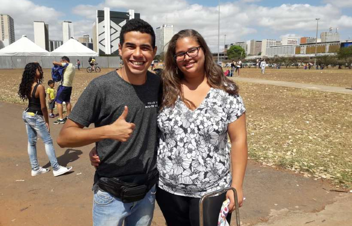 Bruno Vicente e Arine Ketle sonham em ter um negócio próprio. Enquanto não conseguem, ganham a vida como ambulantes - Thiago Cotrim/CB/D.A Press/ Bruno Vicente e Arine Ketle sonham em ter um negócio próprio. Enquanto não conseguem, ganham a vida como ambulantes - Thiago Cotrim/CB/D.A Press/