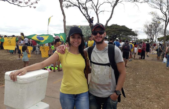 Ruan Ribacki, 27 anos, e Sabrinny Caxeta, 19, começaram a vender sacolés para casamento - Thiago Cotrim/CB/D.A Press