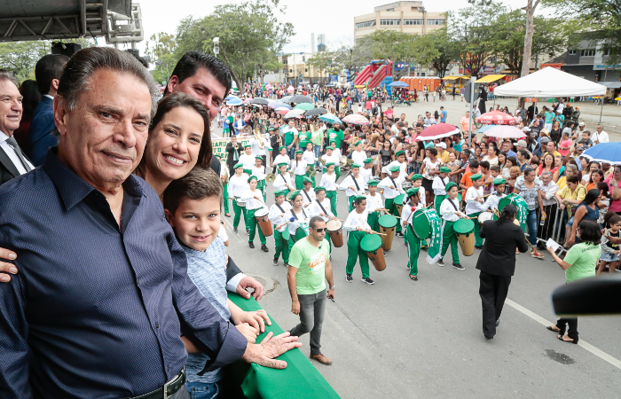 Raquel Lyra e o pai, o ex-governador Jo&atilde;o Lyra Neto, acompanharam o desfile em Caruaru - Jorge Farias/Prefeitura de Caruaru/