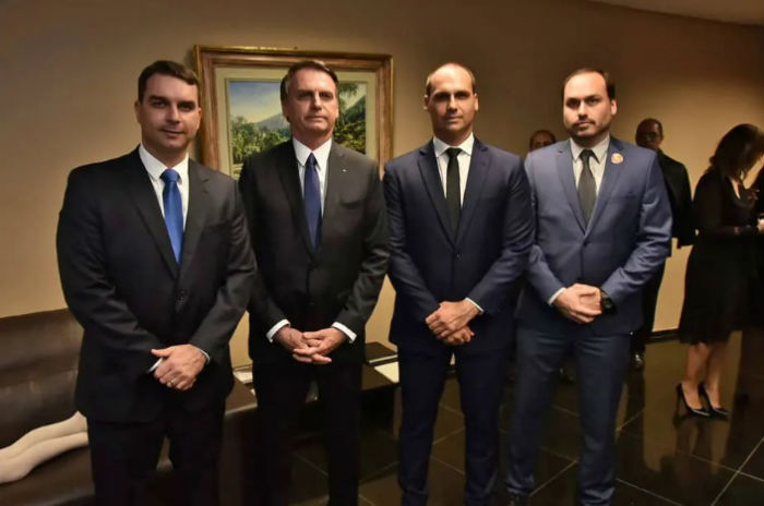 O presidente Jair Bolsonaro com seu três filhos políticos: Flávio, Eduardo e Carlos Foto: Família Bolsonaro () O presidente Jair Bolsonaro com seu três filhos políticos: Flávio, Eduardo e Carlos Foto: Família Bolsonaro/
