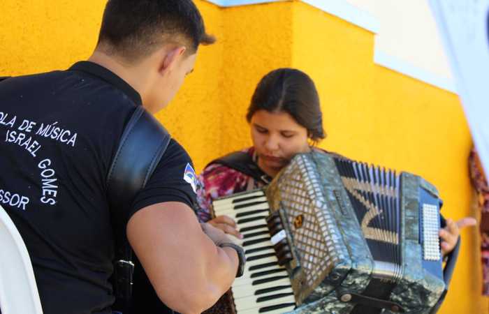 Eder Ramalho ensina a aluna Maria Vitória Rodrigues de Oliveira a tocar sanfona. Foto: Divulgação