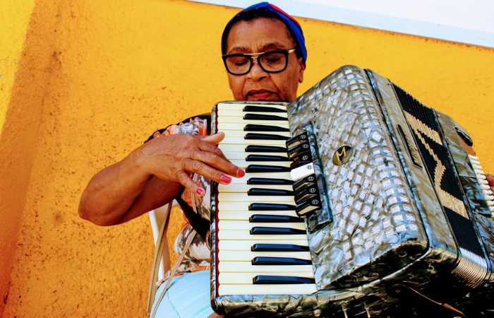 Birunga esperou 63 anos para entrar na escola e aprender a tocar sanfona. O sonho é poder tocar para os idosos nos asilos. Foto: Divulgação
