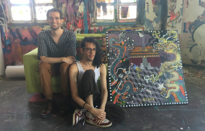 Daniel e Heitor ao lado da obra que deu nome a exposição. Foto: André Santa Rosa/ DP