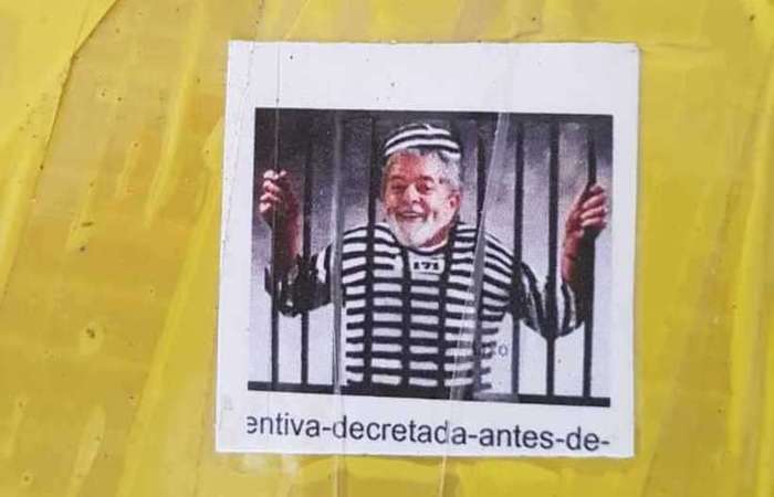 Foto impressa com montagem de Lula preso estava em 67 tabletes de maconha apreendidos - Créditos: Reprodução/Redes Sociais./