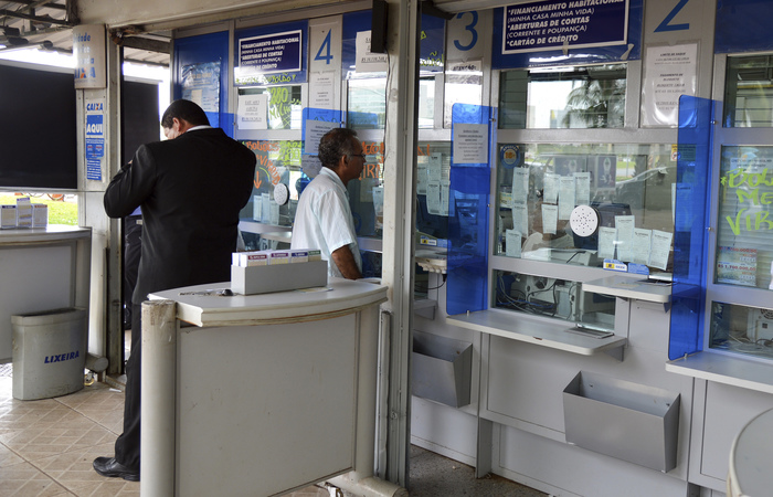 Pequenas agências bancárias, lotéricas ou cooperativas com movimentação financeira e de público deverão ter, por exemplo, portas de segurança com detector de metais e biombos separando a área dos caixas das filas. Foto: Wilson Dias/Agência Brasil/ Pequenas agências bancárias, lotéricas ou cooperativas com movimentação financeira e de público deverão ter, por exemplo, portas de segurança com detector de metais e biombos separando a área dos caixas das filas. Foto: Wilson Dias/Agência Brasil/