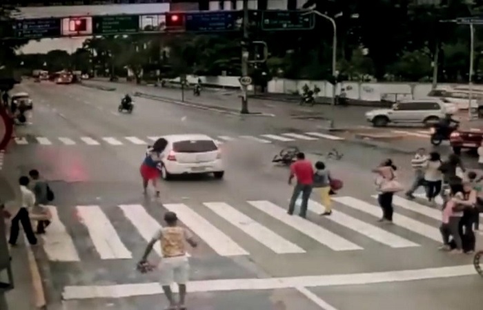 Motorista furou o sinal vermelho e atropelou a cadeirante na faixa de pedestre da Agamenon Magalhães no dia 13 de junho. Crédito: Reprodução vídeo/ Motorista furou o sinal vermelho e atropelou a cadeirante na faixa de pedestre da Agamenon Magalhães no dia 13 de junho. Crédito: Reprodução vídeo/