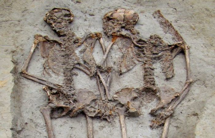 O motivo exato pelo qual eles foram dispostos com as mãos entrelaçadas permanece um mistério - Créditos: Divulgação/ARCHEOMODENA./