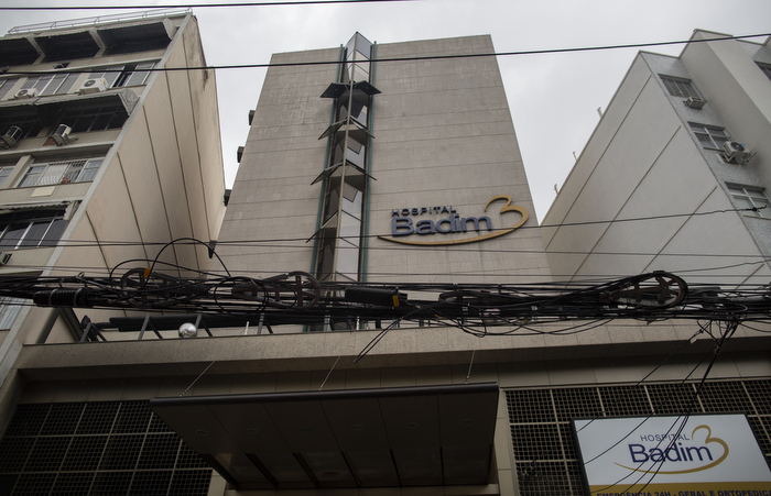 Peritos do Instituto de Criminalística Carlos Éboli entraram pela garagem do prédio, que dá acesso ao subsolo onde fica o gerador apontado como foco inicial do incêndio. Foto: Mauro Pimentel / AFP/