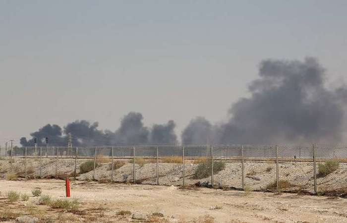 Fumaça é vista na refinaria de Abqaiq, um dos alvos do ataque com drones. Foto: AFP/Foto: AFP
