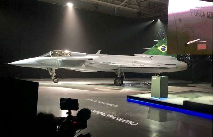 A aeronave é uma das mais avançadas no mercado mundial: composta por 17 mil partes delicadas e integrada por 35km de cabos
Foto: Leo Cavalcanti/CB/D.A Press)/ A aeronave é uma das mais avançadas no mercado mundial: composta por 17 mil partes delicadas e integrada por 35km de cabos
Foto: Leo Cavalcanti/CB/D.A Press)/