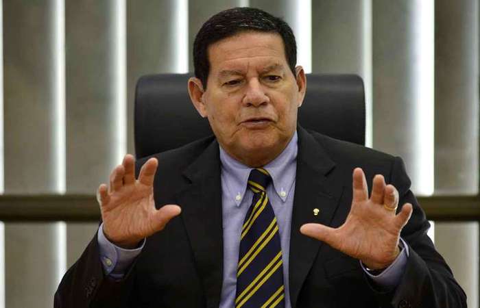 'Sou vice-presidente do presidente Bolsonaro. Então, não compete a mim, publicamente, tecer críticas a ele. Estaria sendo desleal e canalha se fizesse isso. Então, todas as vezes que discordo de alguma coisa dele, eu falo em particular'
(foto: Marcelo Ferreira/CB/D.A Press)/ 'Sou vice-presidente do presidente Bolsonaro. Então, não compete a mim, publicamente, tecer críticas a ele. Estaria sendo desleal e canalha se fizesse isso. Então, todas as vezes que discordo de alguma coisa dele, eu falo em particular'
(foto: Marcelo Ferreira/CB/D.A Press)/