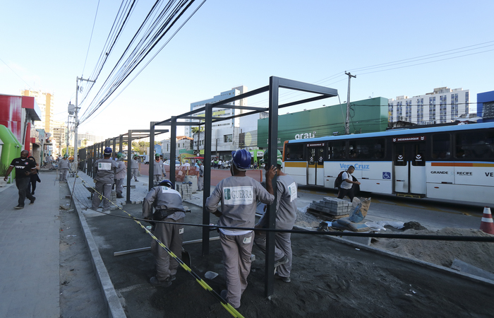Prefeitura prossegue implantando as novas paradas de ônibus, em metal e vidro temperado. Foto: Tarciso Augusto/Esp. DP FOTO/
