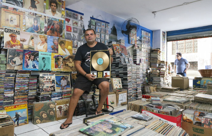 Cláudio Alexandre com seu vinil de ouro do Gonzagão. Foto: Tarciso Augusto/ ESP. DP Foto