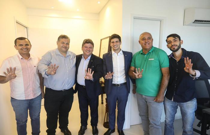 Lideranças do PSB participaram de ato de filiação que aconteceu no Recife. FOTO: Divulgação/ Lideranças do PSB participaram de ato de filiação que aconteceu no Recife. FOTO: Divulgação/