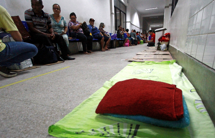 Às 21h desta terça, a fila de espera já era grande. Foto: Bruna Costa/Esp. DP/ Às 21h desta terça, a fila de espera já era grande. Foto: Bruna Costa/Esp. DP/