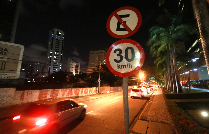 Em um trecho de 1.090 m² da Ilha do Leite, agora só é possível trafegar a 30 km/h. Foto: Bruna Costa/Esp. DP/ Em um trecho de 1.090 m² da Ilha do Leite, agora só é possível trafegar a 30 km/h. Foto: Bruna Costa/Esp. DP/