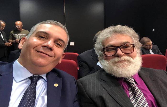 O presidente da OAB-PE, Bruno Baptista, com o advogado Gilberto Marques. Crédito: Reprodução Facebook.