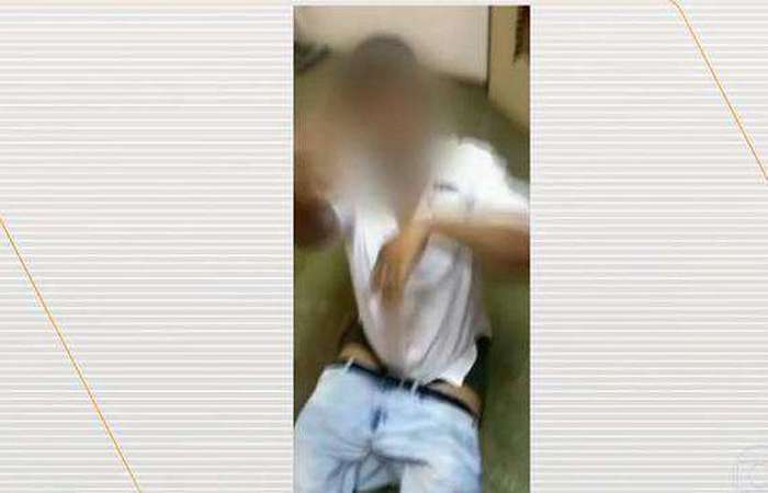 Vídeo que circula nas redes sociais mostra três seguranças do supermercado Extra agredindo homem com arma de choque elétrico. Empresa demitiu chefe da segurança - Créditos: Reprodução./