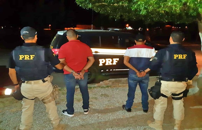 Após identificar irregularidades no carro, os policiais rodoviários deram voz de prisão e encaminharam para a Delegacia da PF em Salgueiro . Crédito: PRF/Divulgação/