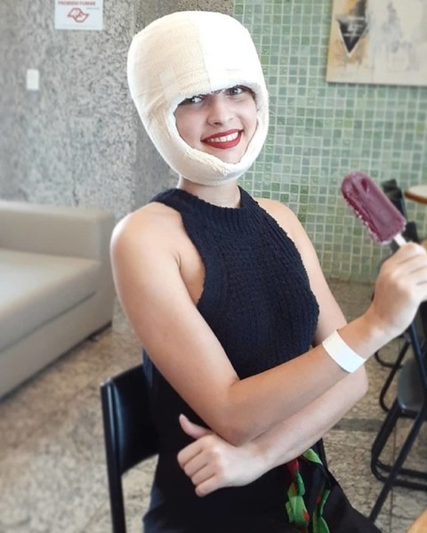 Débora Dantas divulgou sua foto no Instagram. A estudante completa amanhã um mês da segunda cirurgia. Credito: Acervo Pessoal/ Débora Dantas divulgou sua foto no Instagram. A estudante completa amanhã um mês da segunda cirurgia. Credito: Acervo Pessoal/
